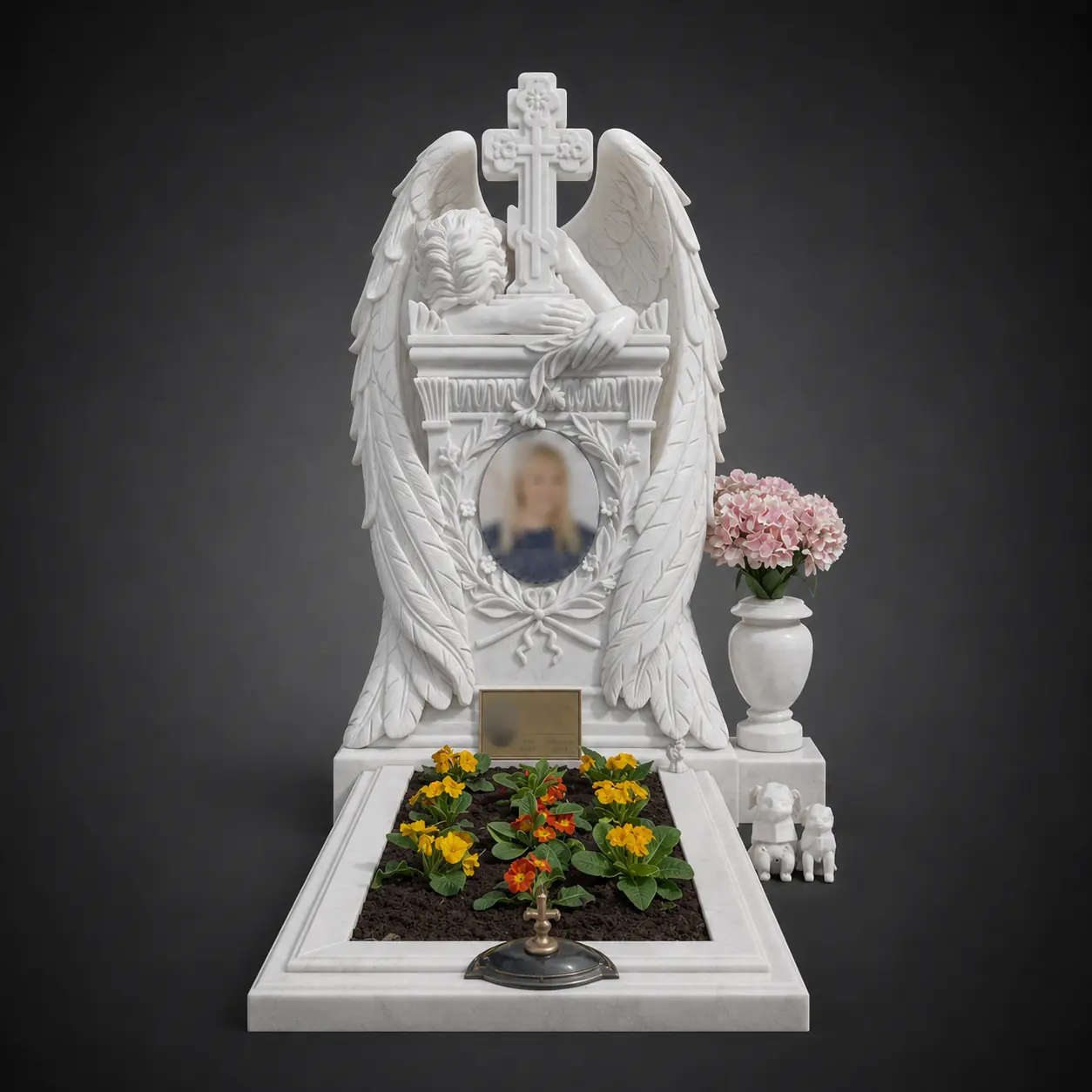 Пам’ятник одинарний OD083 — скульптура ангела біля високого світлого хреста та квітника