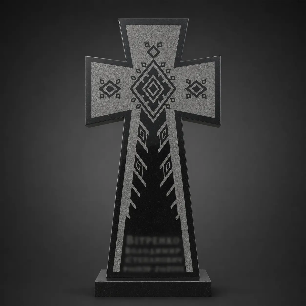Хрест KH008 — високий темний хрест із геометричним орнаментом на ступінчастій основі