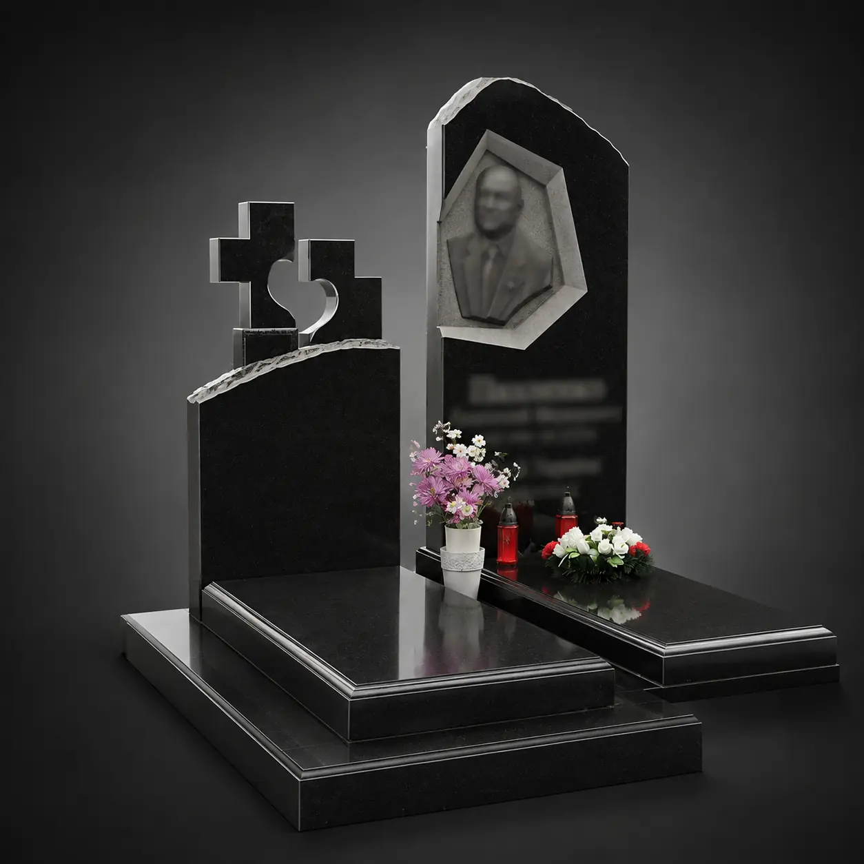 Пам’ятник одинарний OD094 — темна асиметрична стела з великим хрестом, портретним медальйоном і закритою плитою